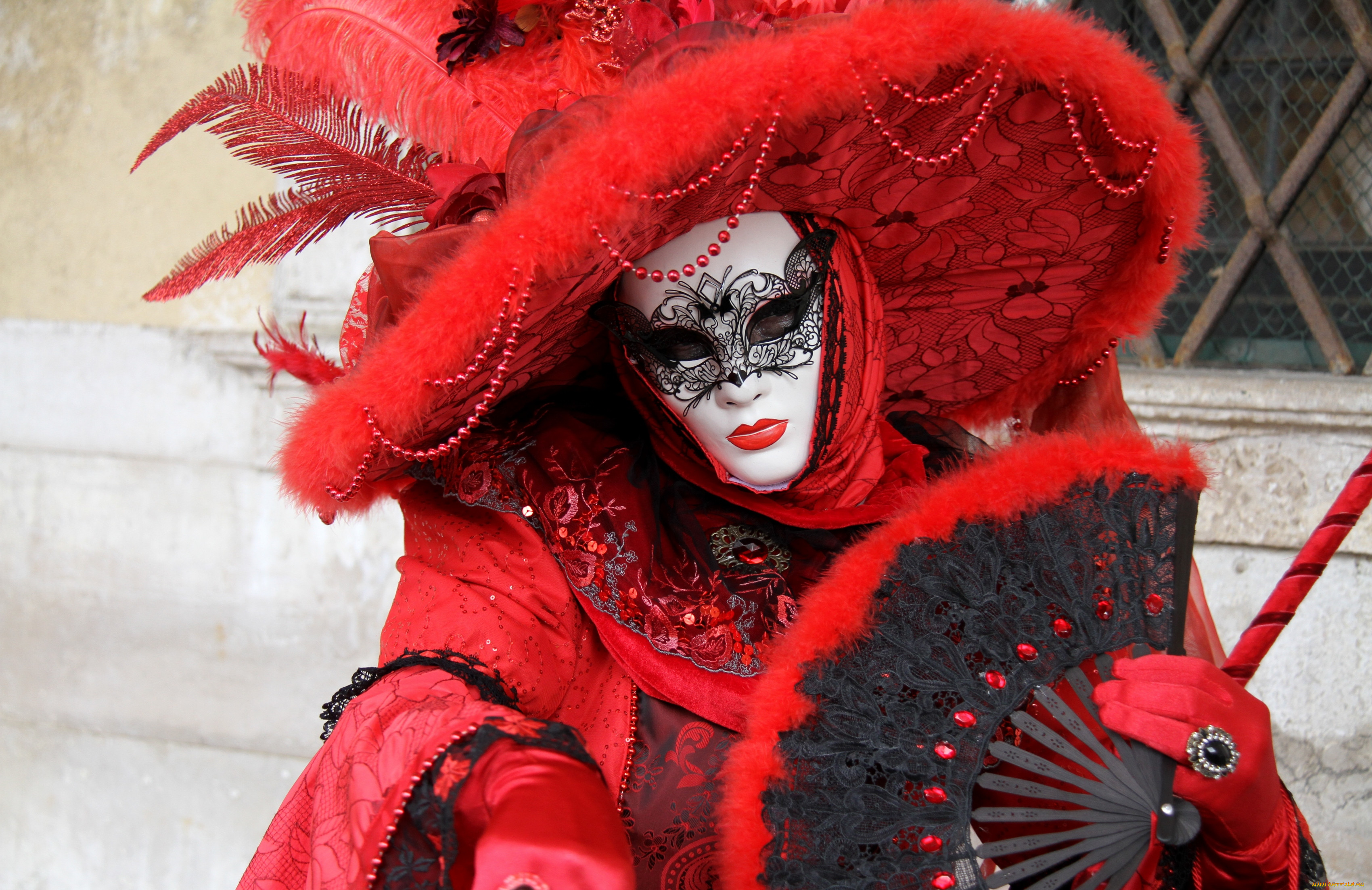 Красный костюм и маска. Венецианские маски и костюмы. Венецианский карнавал костюмы. Карнавальные костюмы Венецианский карнавал. Костюмы венецианские театральные.